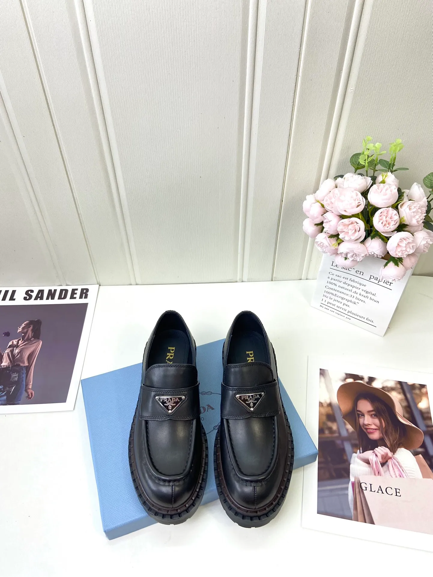 👟👟Ex-factory price 520👟👟 🔥🔥✨Prada* 2024WA new autumn and winter thick-soled loafers👟 These leather loafers use thick soles, craftsmanship details and contemporary elements add vitality, interpreting classics in a new fashion language. Enamel-coated triangular metal logo with a height of 55 mm makes its debut 🌟 Recommended by major bloggers on Xiaohongshu, developed 1-1 to highlight classic charm. Cowhide lining TPU outsole ➕ genuine leather edge bar Code number: 35 to 41 (40-41 customized, non-refundable)